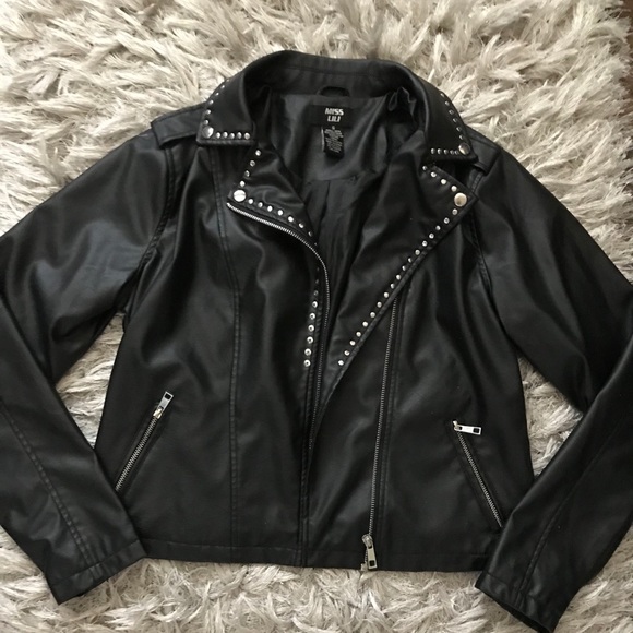 Jacket 🧥 - Picture 1 of 3